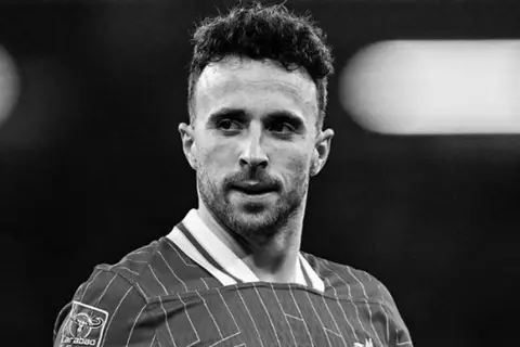 وداع صادم.. نجوم الكرة ينعون ديوجو جوتا (صور)